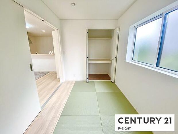 リビングには、子育てや来客時に使える畳コーナーが併設されています！