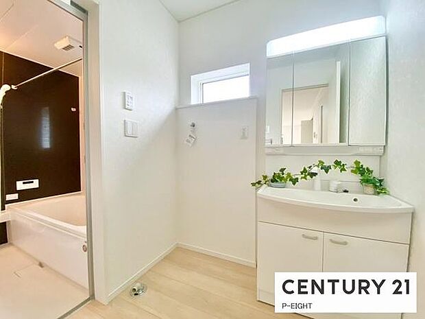 明るい洗面台で身支度ができます！