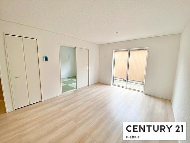 大きな窓から日光が差し込む明るいリビングです！