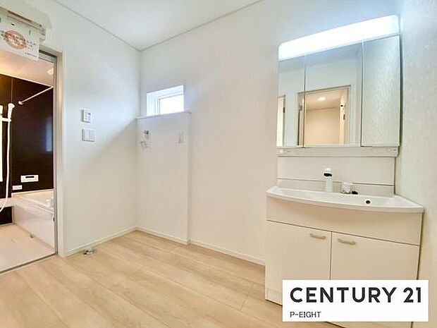 明るい洗面台で身支度ができます！洗濯機を置くスペースもあります！