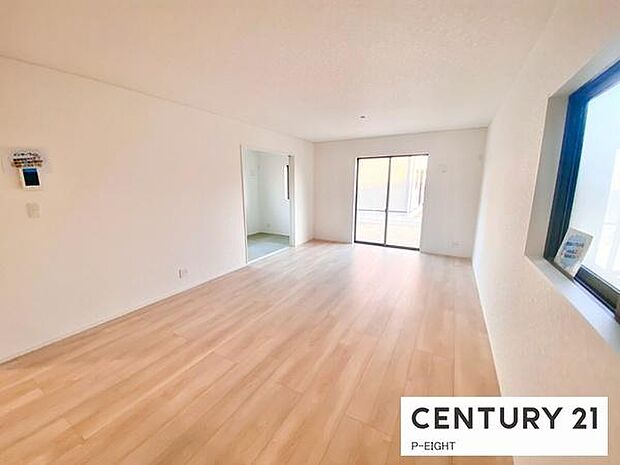 大きな窓のある明るいリビングです！