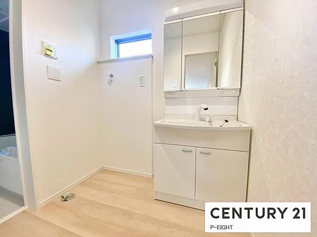 明るい洗面台で身支度ができます！