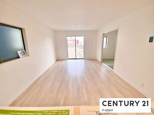 大きな窓のある明るいリビングです！