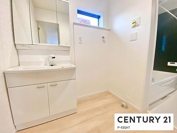 明るい洗面台で身支度ができます！