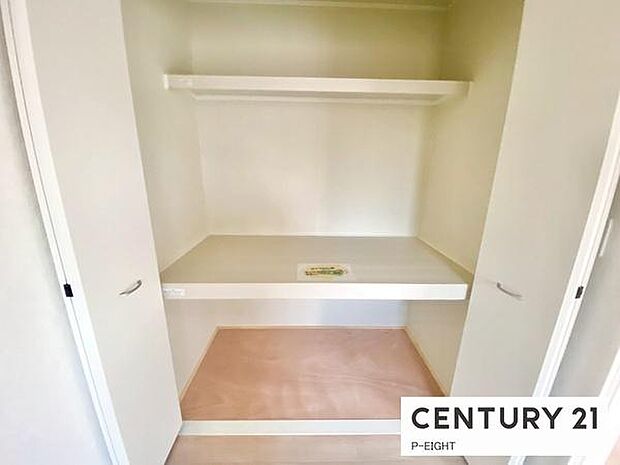 便利な棚付きの収納スペースあり！