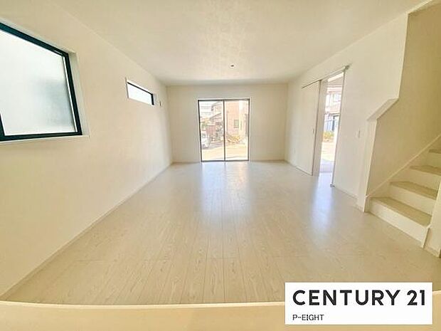 大きな窓から日光が差し込む明るいリビングです！