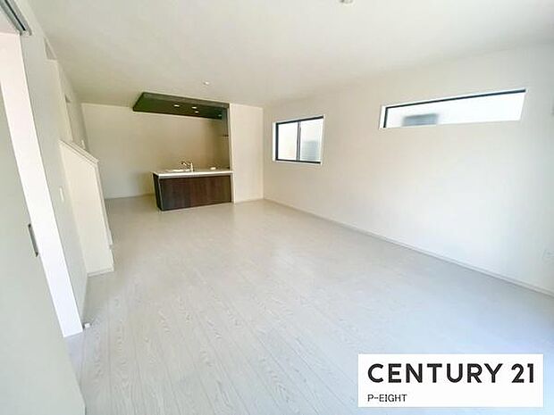 大きな窓から日光が差し込む明るいリビングです！