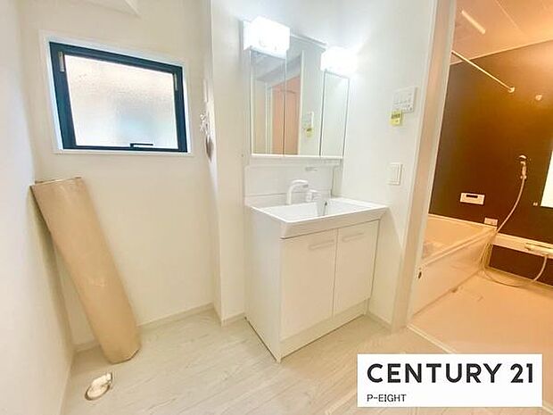 明るい洗面台で身支度ができます！