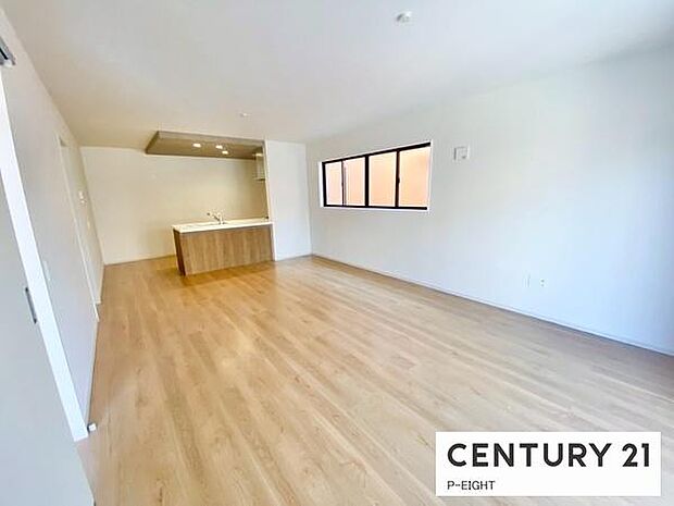 大きな窓から日光が差し込む明るいリビングです！