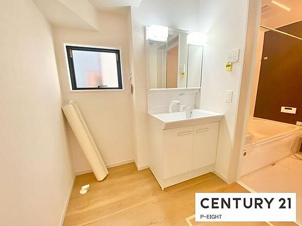 明るい洗面台で身支度ができます！