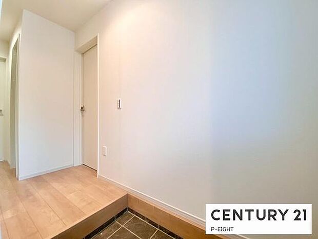 白を基調とした明るい玄関です!