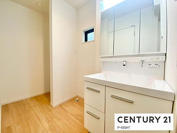 明るい洗面台で身支度ができます!洗濯機を置くスペースもあります!