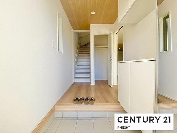 鏡付きシューズボックス付きの明るい玄関です!