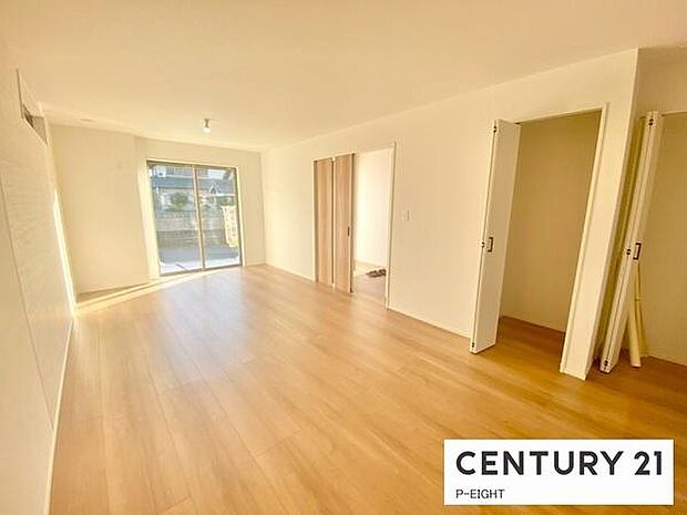 大きな窓から日光が差し込む明るいリビングです！