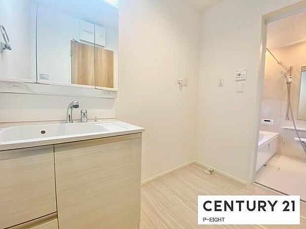 明るい洗面台で身支度ができます！洗濯機を置くスペースもあります！