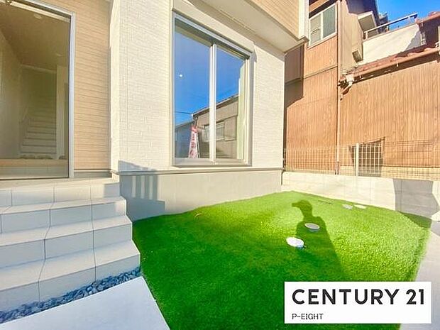 庭が人工芝なので、お子様が遊ぶ時も安心ですね!