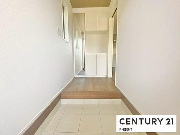 鏡付きシューズボックス付きの明るい玄関です!