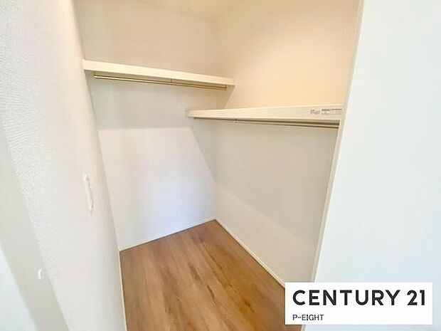 ウォークインクローゼットでたくさん収納できます!