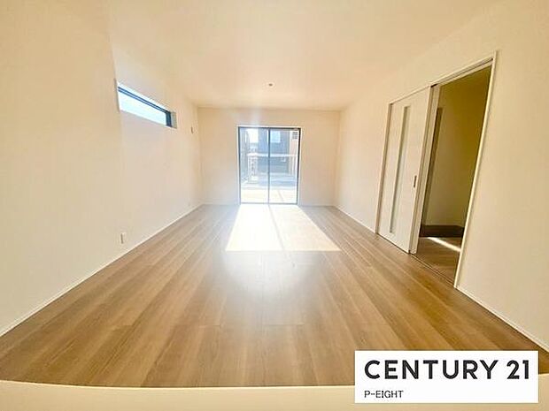 大きな窓のある明るいリビングです!