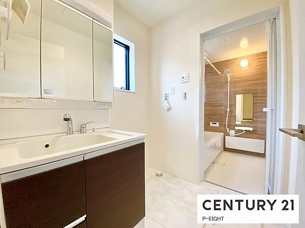 明るい洗面台で身支度ができます!