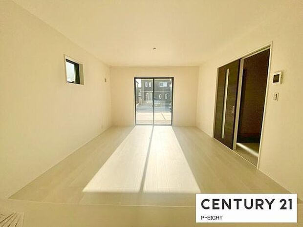 大きな窓のある明るいリビングです!