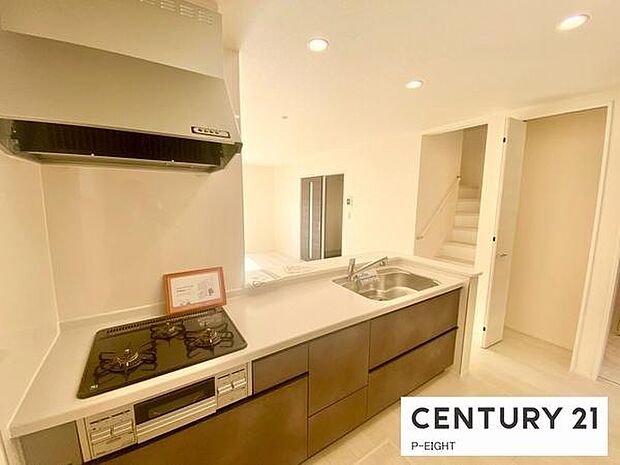 料理をしながらリビングを見渡せるつくりで、料理中も家族との会話がはずみます。キッチン横には便利なパントリーあり!