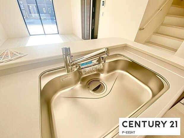 浄水器内蔵型のため、キッチン回りもスリムな印象です!