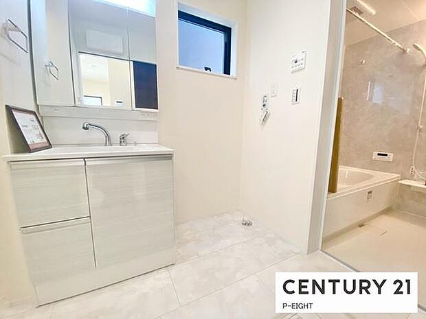 明るい洗面台で身支度ができます!