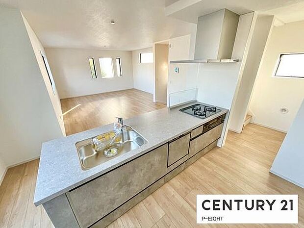 料理をしながらリビングを見渡せるつくりで、料理中も家族との会話がはずみます。