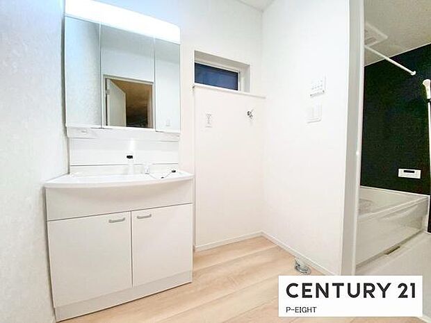 明るい洗面台で身支度ができます!