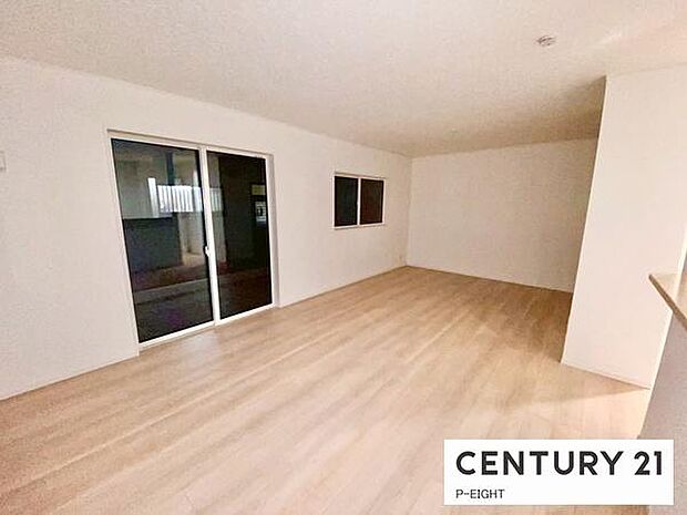 大きな窓のある明るいリビングです!