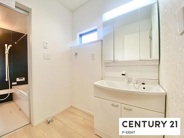 明るい洗面台で身支度ができます！洗濯機を置くスペースもあります！