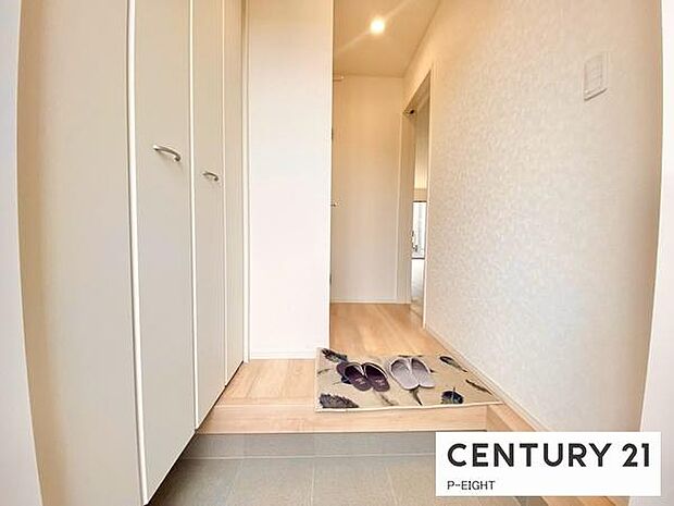 白を基調とした明るい玄関です！