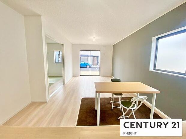 大きな窓から日光が差し込む明るいリビングです！