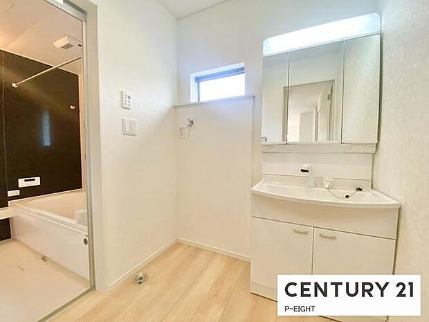 明るい洗面台で身支度ができます！洗濯機を置くスペースもあります！