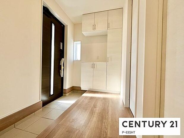 白を基調とした明るい玄関です！