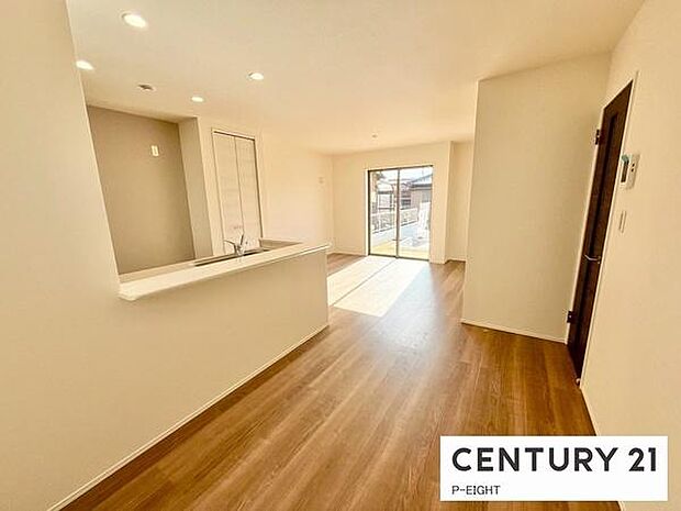 大きな窓から日光が差し込む明るいリビングです！