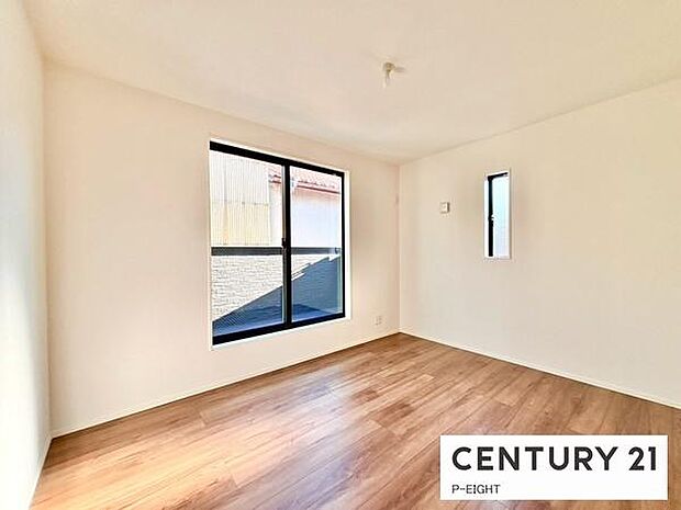 バルコニーに面しており明るい洋室です！