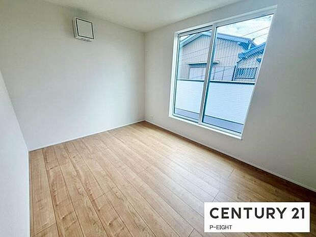 バルコニーに面しており明るい洋室です！