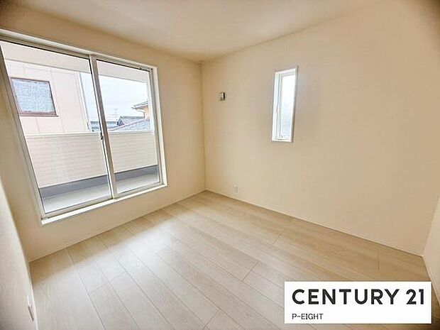 バルコニーに面しており明るい洋室です！