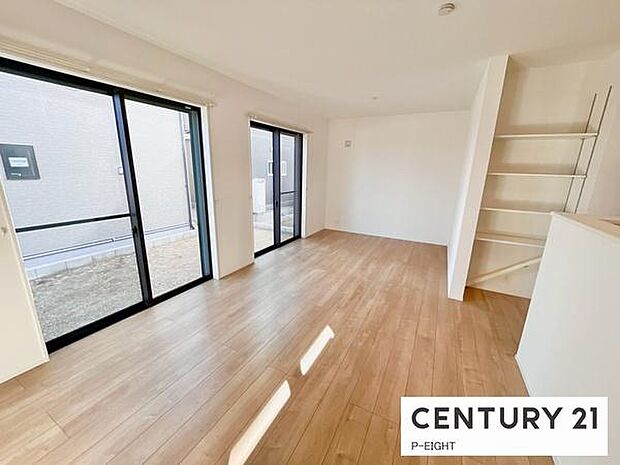 大きな窓から日光が差し込む明るいリビングです!