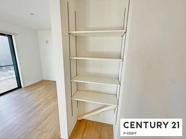 リビング横に収納スペースあり!