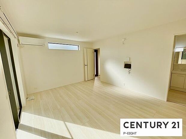 大きな窓から日光が差し込む明るいリビングです!