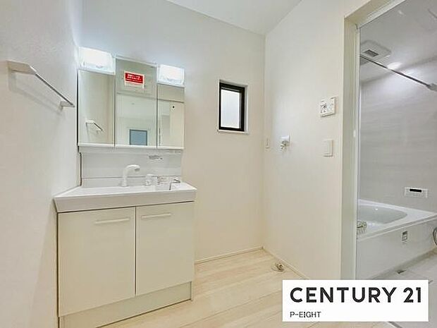 明るい洗面台で身支度ができます!洗濯機を置くスペースもあります!