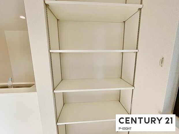 キッチン横に収納に便利なパントリーがあります!