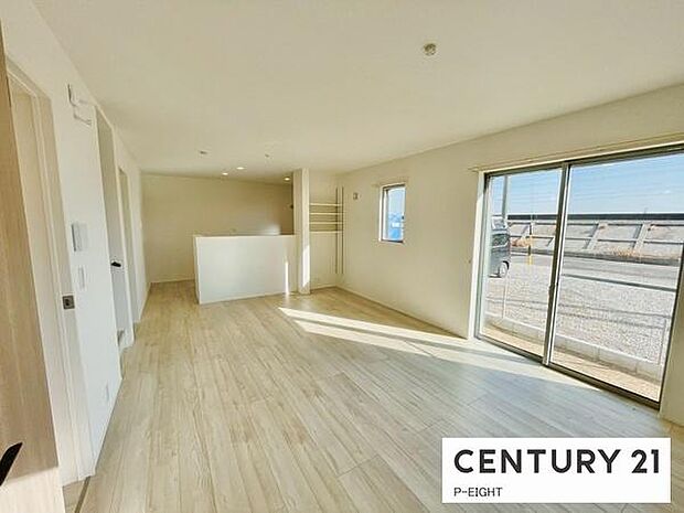 大きな窓から日光が差し込む明るいリビングです!