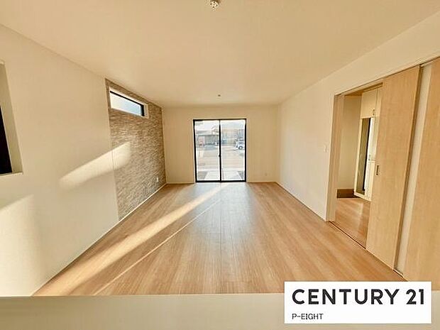 大きな窓から日光が差し込む明るいリビングです！