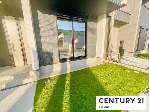 庭が人工芝なので、お子様が遊ぶ時も安心ですね！