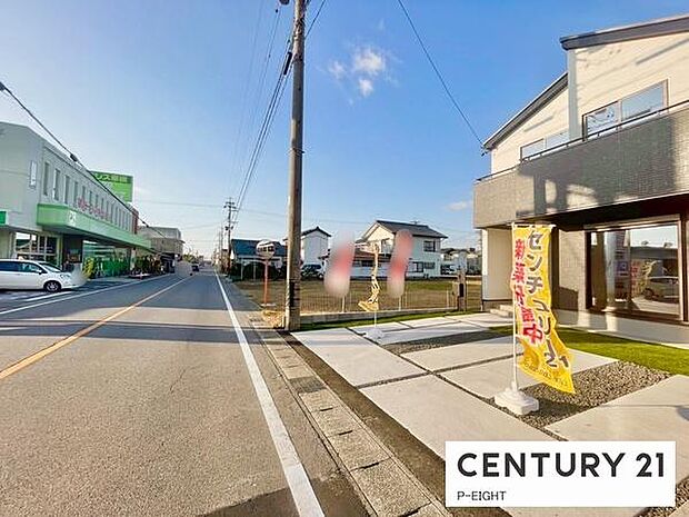 幅員約8ｍのゆとりある道路です！駐車も快適です！