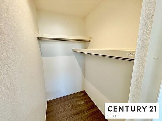 ウォークインクローゼットでたくさん収納できます！